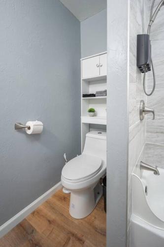 OKCasita Newly Remodeled, Fenced in Yard, And Nearby Pumpkin Patches