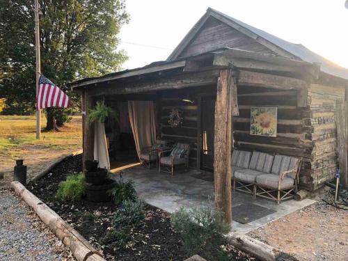 Sunset Log Cabin in Clarksdale, USA