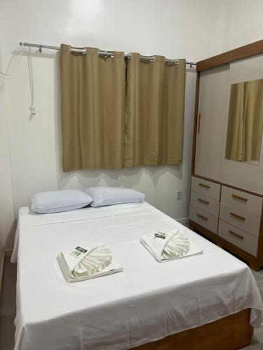 1 queen bed, 2 twin beds