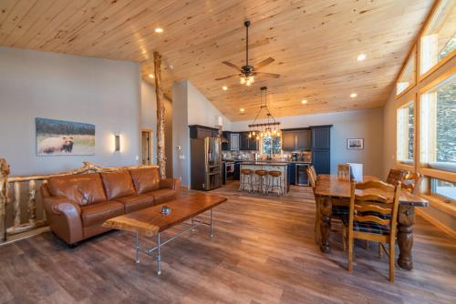 Beautiful New Construction Home with Great Views and Pool Table - Silverheels Chalet in Fairplay, USA