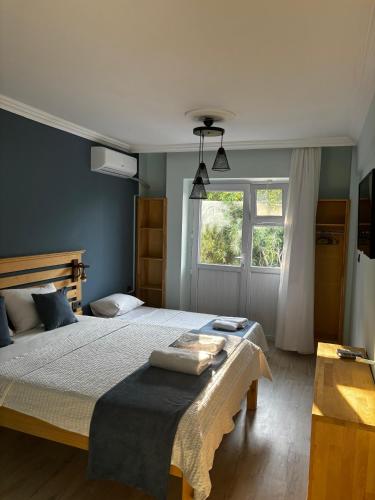 1 double bed, 1 twin bed