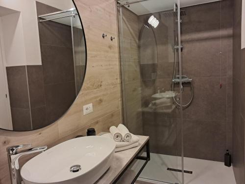 One-Bedroom Apartment image 6
