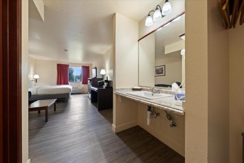 Quincy INN and Suites