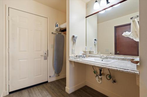 Quincy INN and Suites