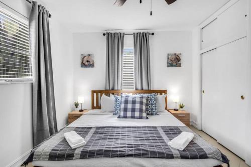 Spacious 5 Bedroom Heated Pool and Hot Tub, 12 minutes to the Beach in Hollywood, USA