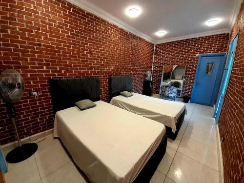 2 twin beds