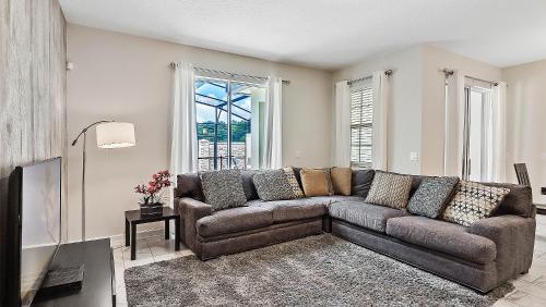 4 Bedrooms 3 Bathrooms Storey Lake 4925 Wa image