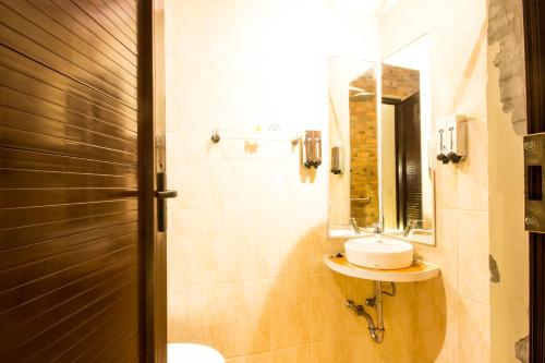 room detail thumbnail 2