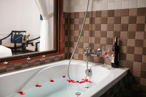 Junior Suite with Balcony image 9