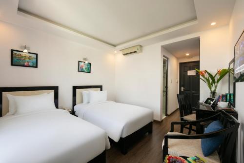 Standard Double or Twin Room with Balcony image 10