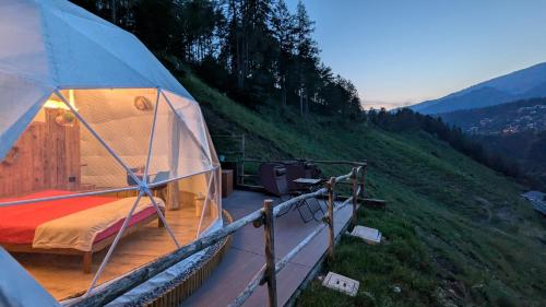 Viesnīcas āriene, EdenCamp glamping in Onore