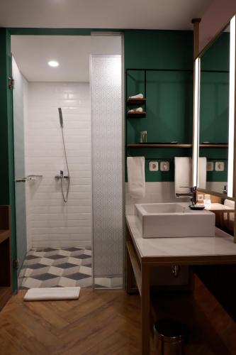 room detail thumbnail 2