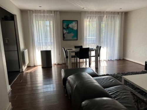 Three Bedroom Stylish London Apartment in Edgware