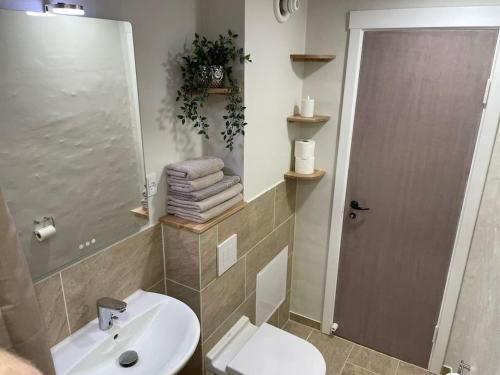 Bathroom, Bo i centrum med egen p-plads, 5G wifi og Apple TV in Randers