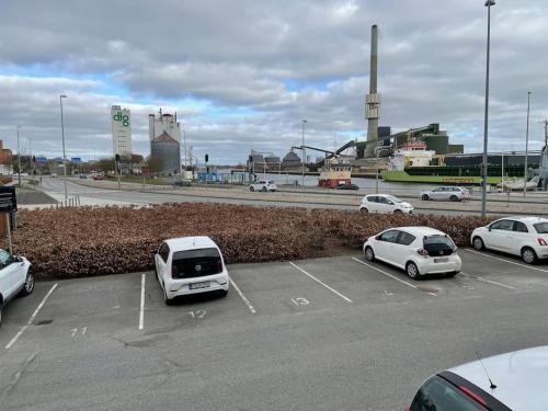 Bo i centrum med egen p-plads, 5G wifi og Apple TV in Randers