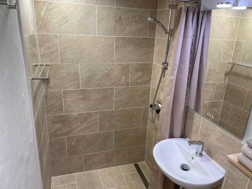 Shower, Bo i centrum med egen p-plads, 5G wifi og Apple TV in Randers