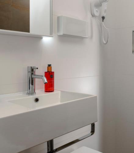 Basic Double Room image 4