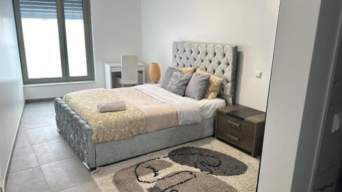 Nike Pallas 2 Beds - Tap to explore photos