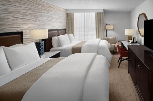 2 queen beds