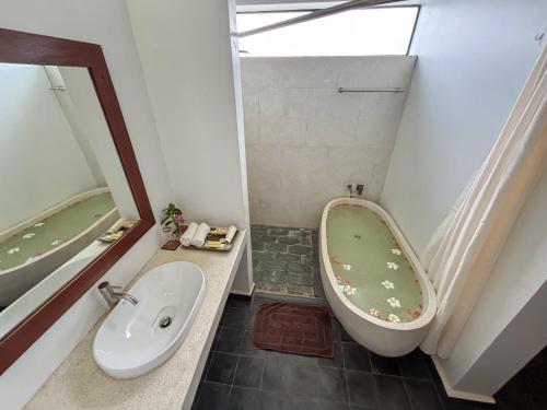 room detail thumbnail 2