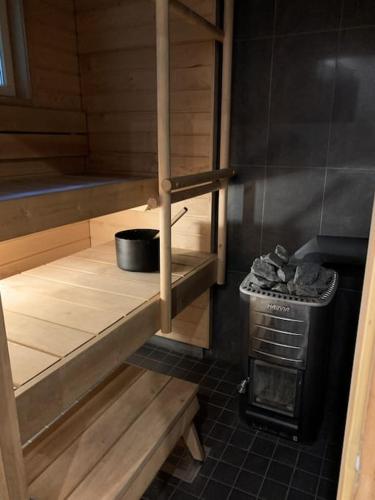 sauna, Tahkon Riihiranta - 4 bedroom villa by the lake - Tasokas tilava rantamökki (Tahkon Riihiranta - 4 bedroom villa by the lake - Tasokas tilava rantamokki) in Nilsiä
