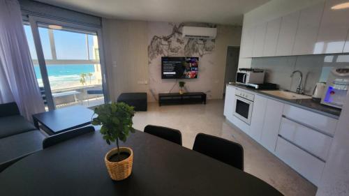Oprema, Apartment by the sea 63 in Bat Jam
