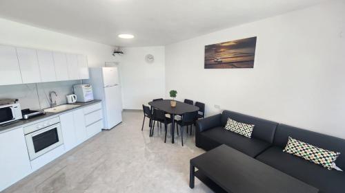 Oprema, Apartment by the sea 63 in Bat Jam