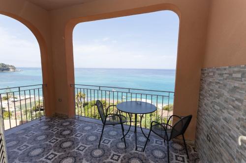 Deluxe Triple Room with Sea View image 10