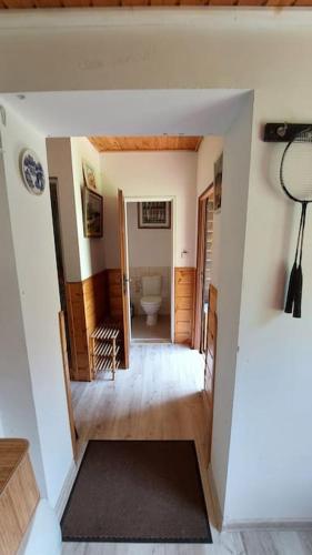 Off-Grid Cottage near river and forest! in สคูห์รอฟ แนด เบโลอู