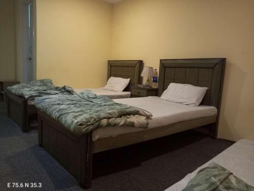 2 twin beds