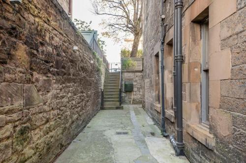 Immaculate 3 Bed Apartment with Private Entrance in Inverleith, Edinburgh (photo 9)