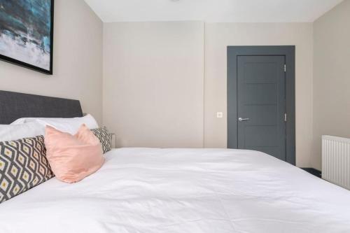 Immaculate 3 Bed Apartment with Private Entrance in Inverleith, Edinburgh (photo 2)