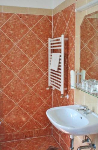 Classic Hotel - image 2
