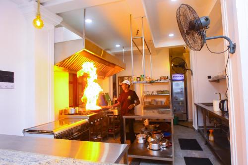 레스토랑, Sakura Surf Lanka Hotel & Restaurant in 웰리가마 비치