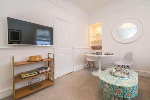 Lovely main door 1 bedroom holiday flat with patio in Стонхейвен