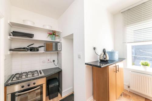 Lovely main door 1 bedroom holiday flat with patio in Стонхейвен