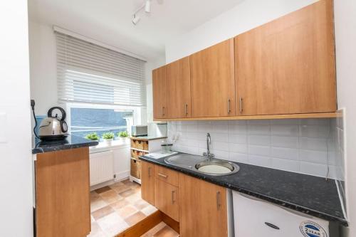 Lovely main door 1 bedroom holiday flat with patio in Стонхейвен