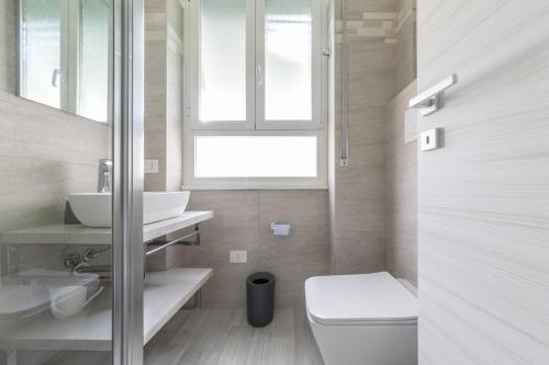 Standard Double or Twin Room with Balcony image 9