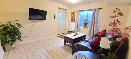 Entire Huge Basement! Fast Wifi! Private Entrance! thumb 4
