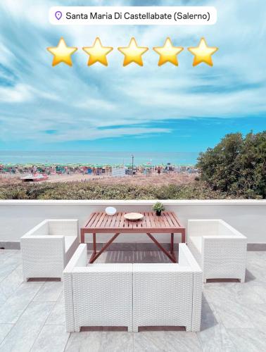 Esclusivo alloggio a sfioro sul mare con terrazza.