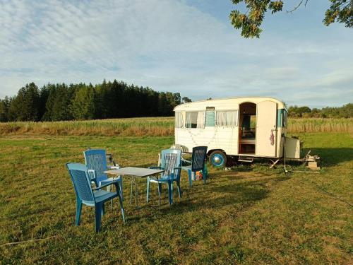 Dārzs, Caravane Vintage Atypique avec jacuzzi à la campagne (Caravane Vintage Atypique avec jacuzzi a la campagne) in Sauvessanges