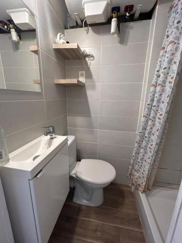 Bathroom, Studio ANTIBES CENTRE in Antibes City Center