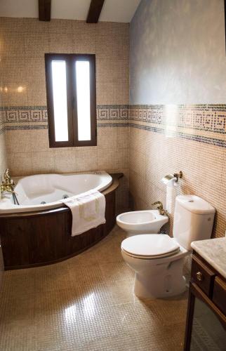 Vannas istaba, Apartamentos Rurales Alvado in Tamajon