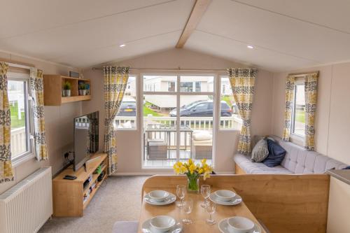 64 lancaster The lazy willow 3 bedroom hot tub caravan tattershall lakes