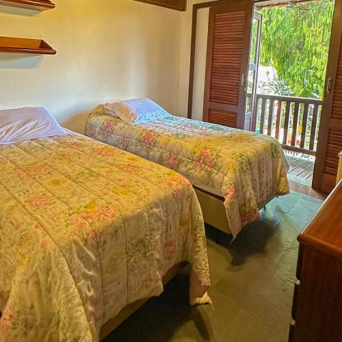 1 queen bed, 2 twin beds