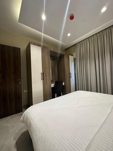Chic Apartments For Rent ave1-5 - main image