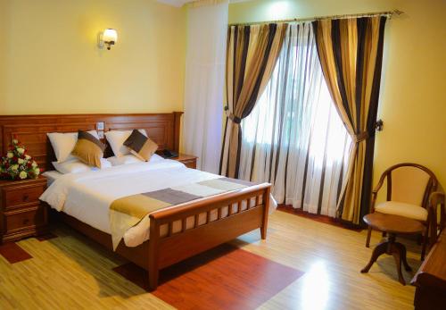 Red Ruby Hotel Room Type - Executive King Room