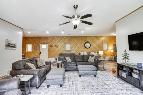 Quiet Lakefront Grand Rapids Cabin on 5 Acres in Hill City