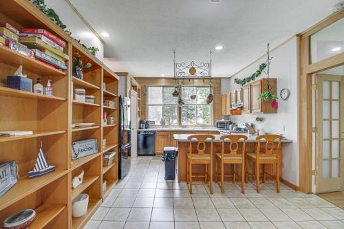 Quiet Lakefront Grand Rapids Cabin on 5 Acres in Hill City