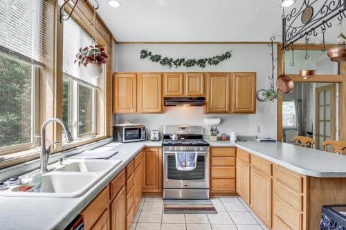 Quiet Lakefront Grand Rapids Cabin on 5 Acres in Hill City